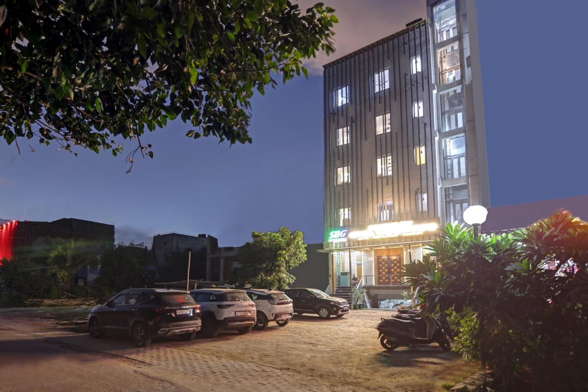 Status By Hotel The Emporio Ghaziabad Exterior foto