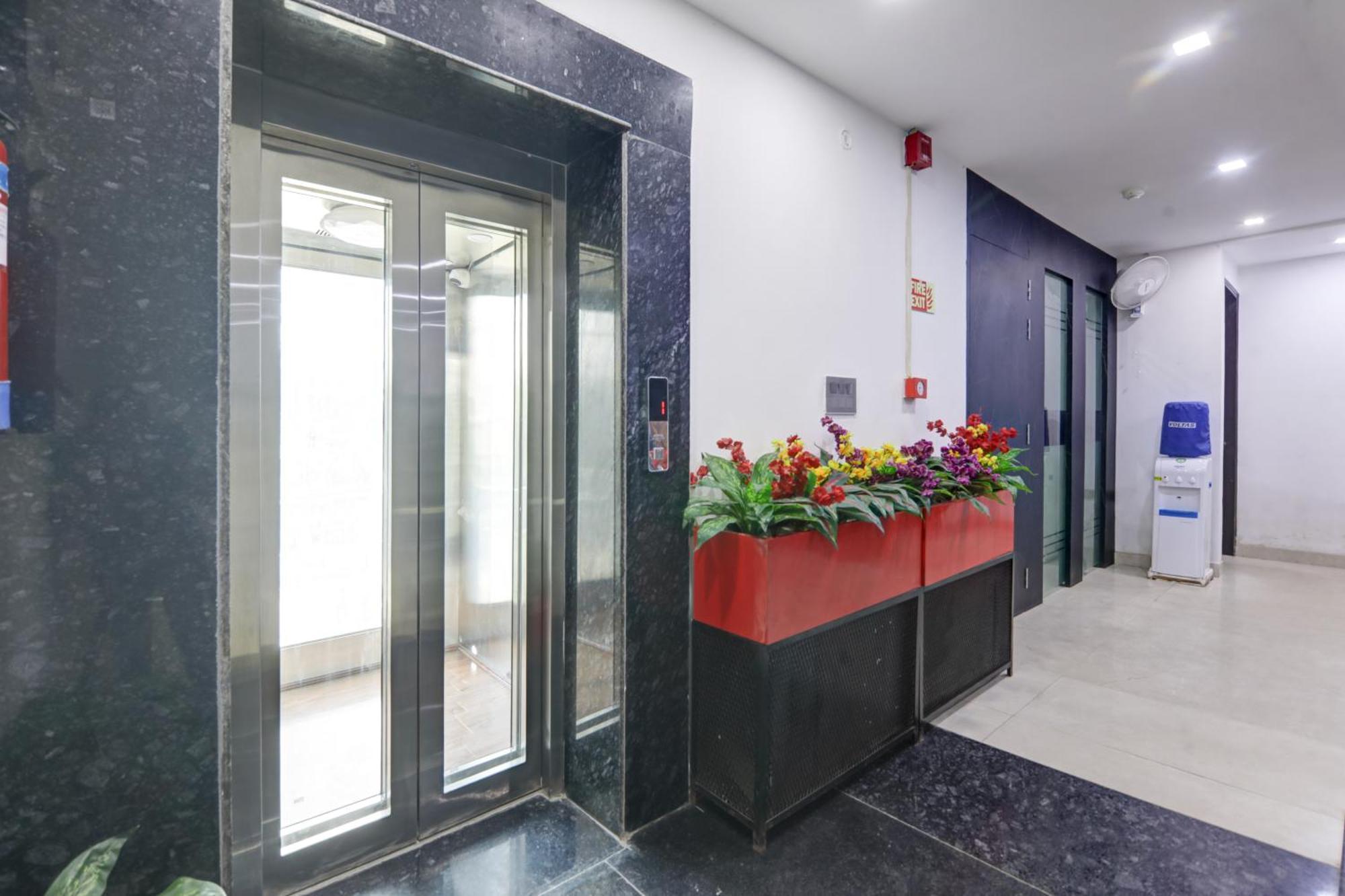 Status By Hotel The Emporio Ghaziabad Exterior foto