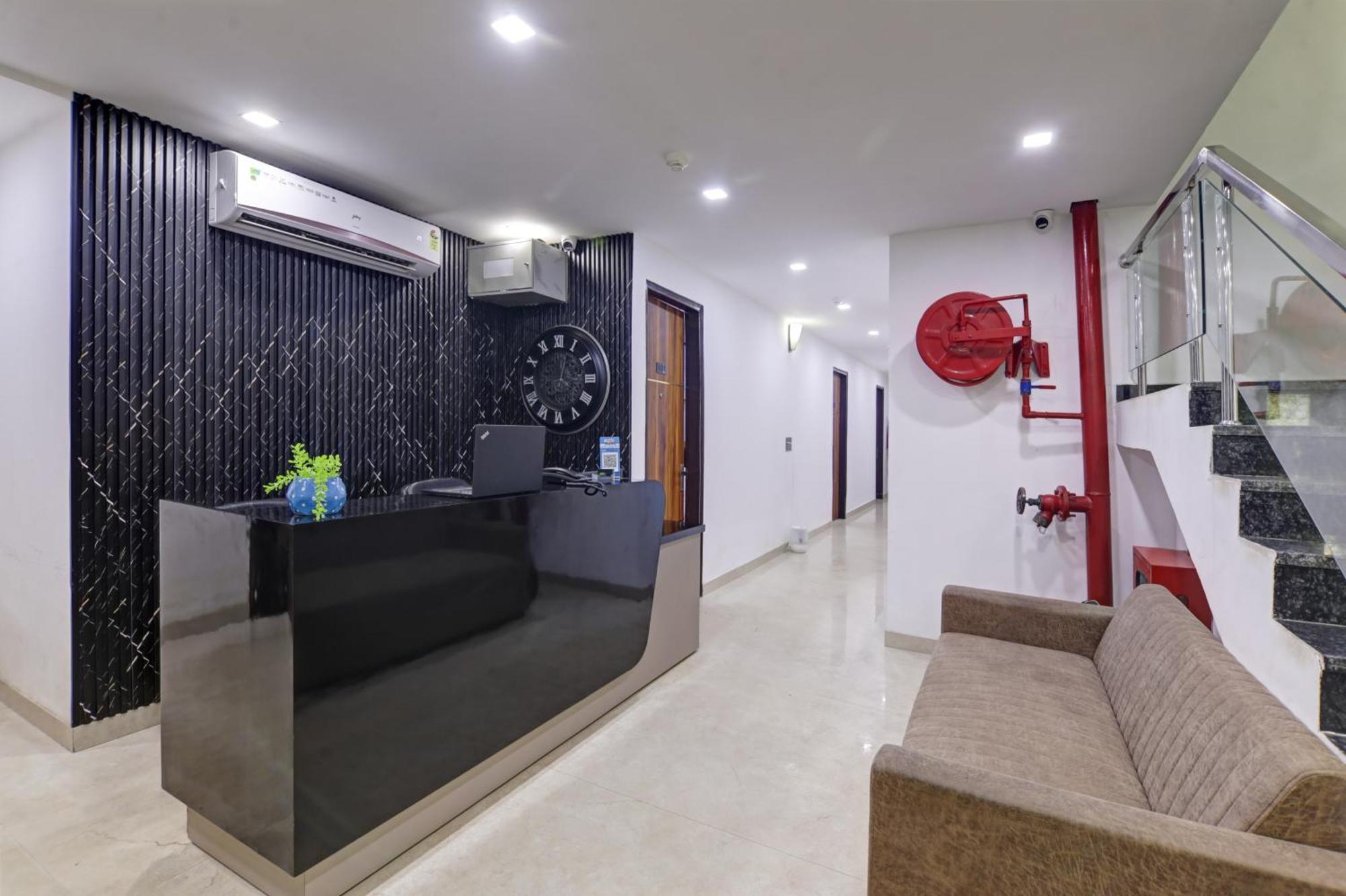 Status By Hotel The Emporio Ghaziabad Exterior foto