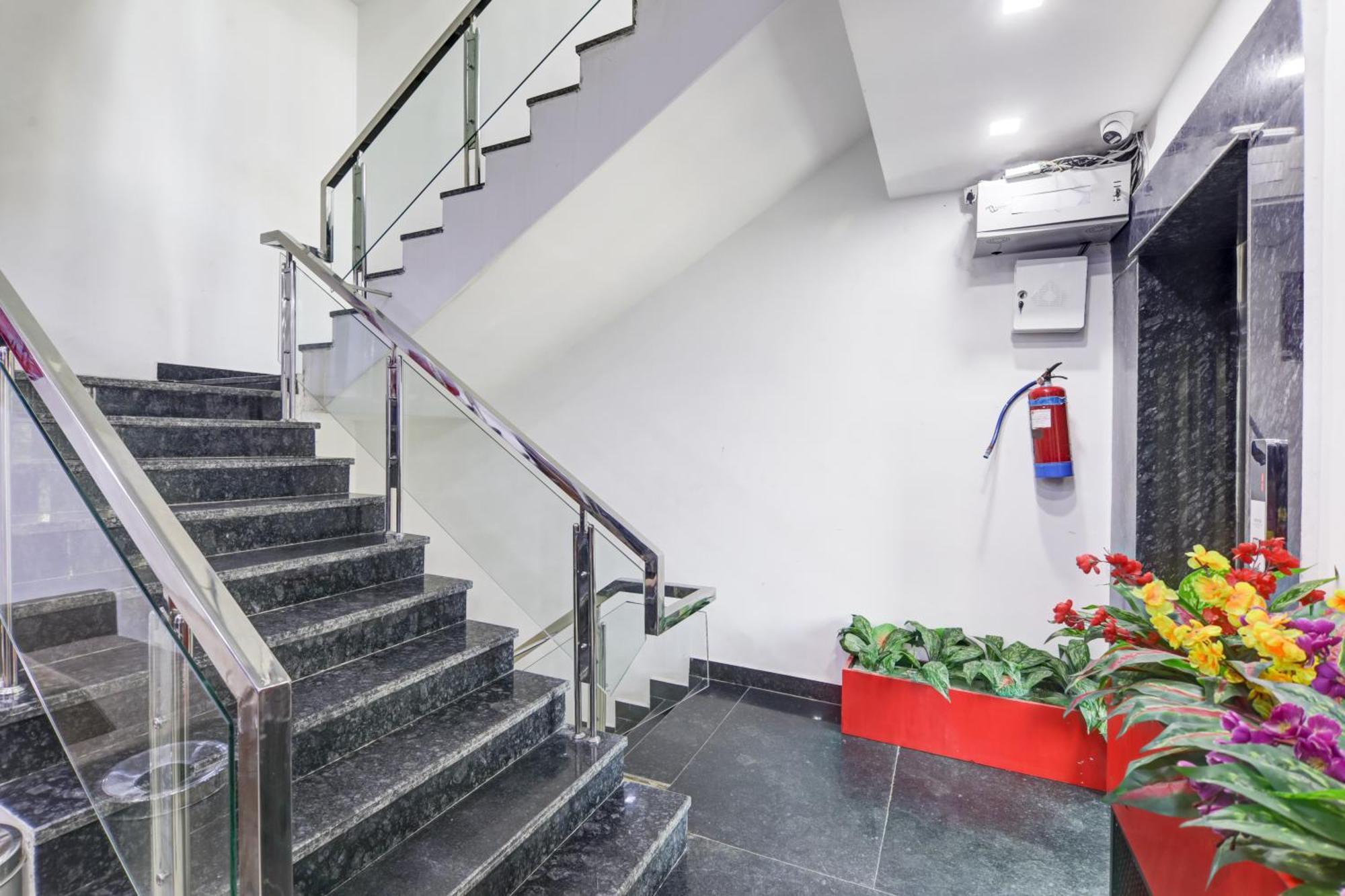 Status By Hotel The Emporio Ghaziabad Exterior foto